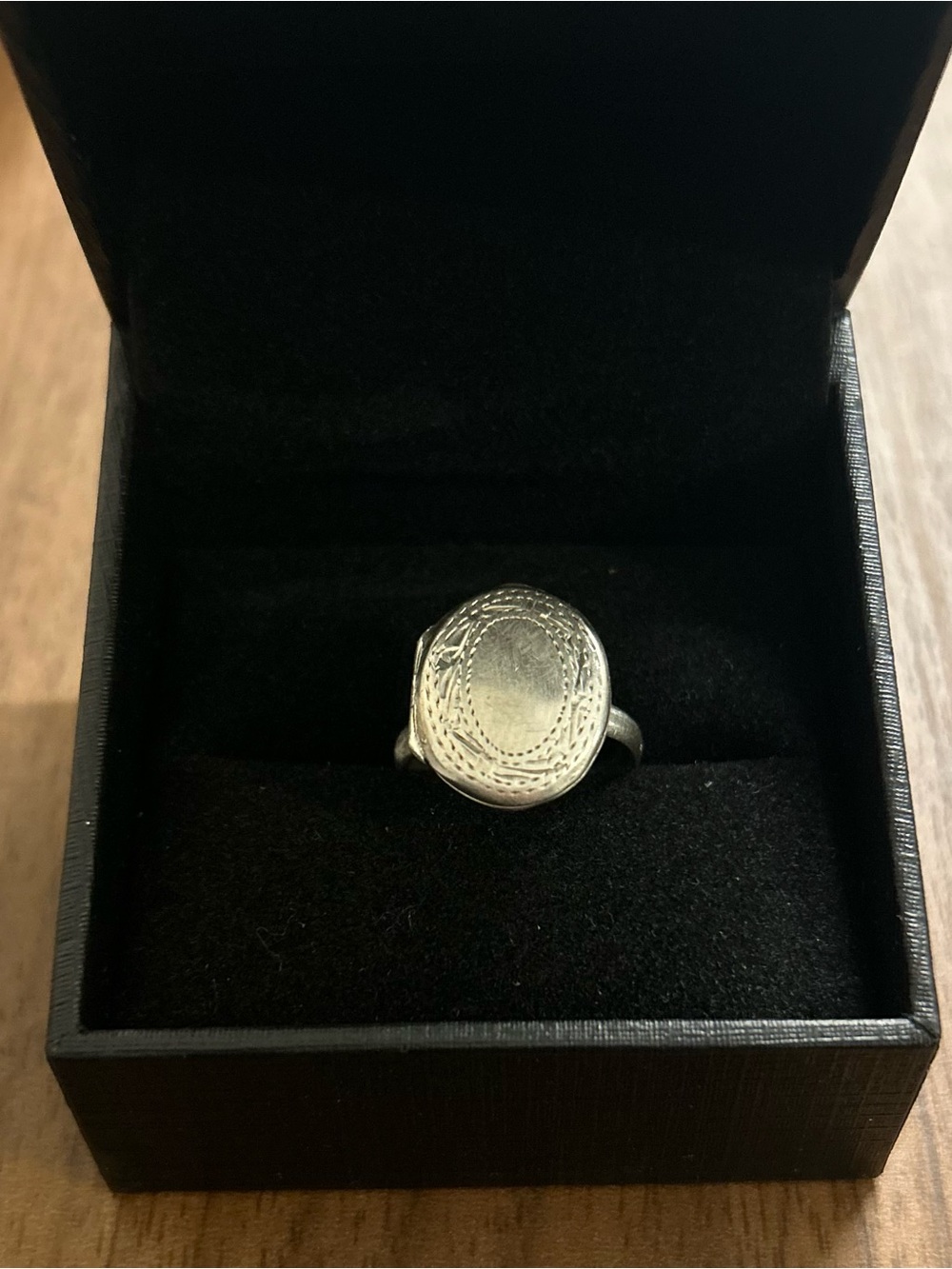 Vintage Sterling Silver Filigree
Engraved Oval Locket Ring Poison 6 6.5